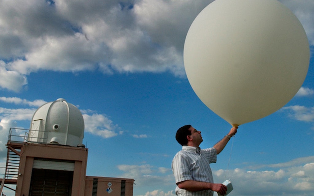 Пилоты воздушных шаров. Радиозонд Марла. Центральная Аэрологическая обсерватория в Долгопрудном. Метеорологический шар зонд. Метеорологический воздушный шар.