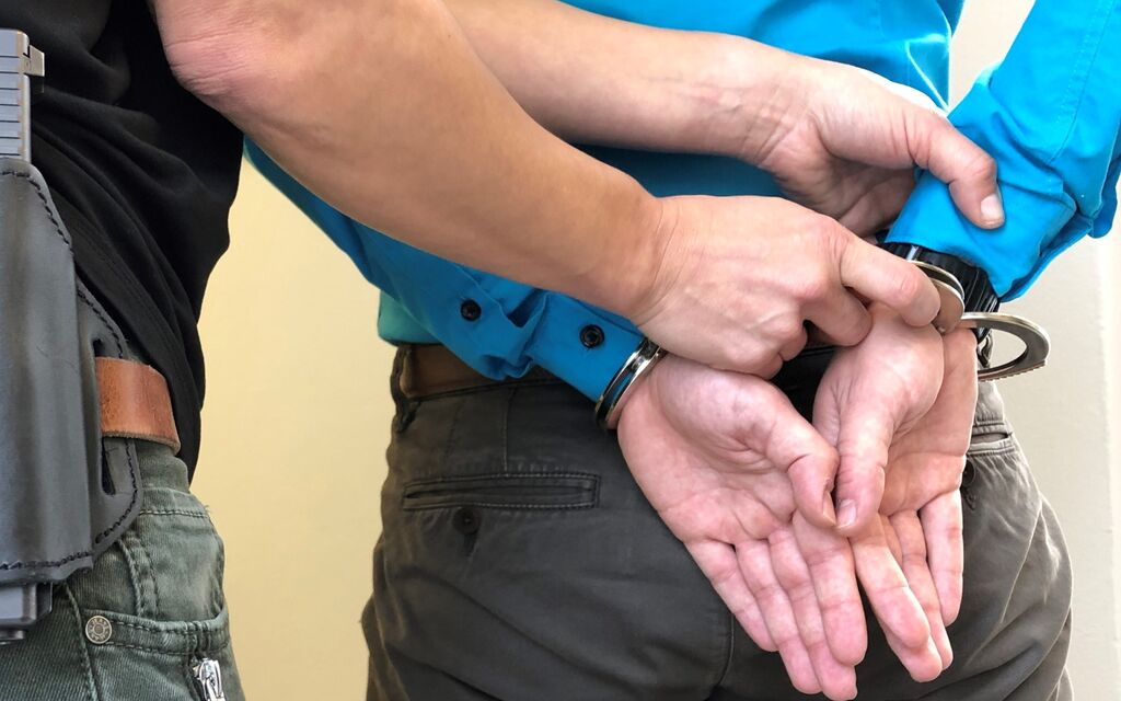 Arrestato Manette Ladro Polizia 0ce7e