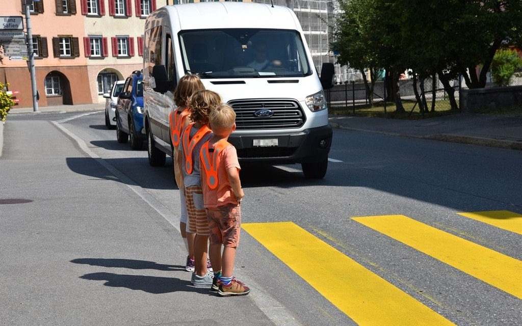 Bambini Scuola Attraversare Strada E8e1c